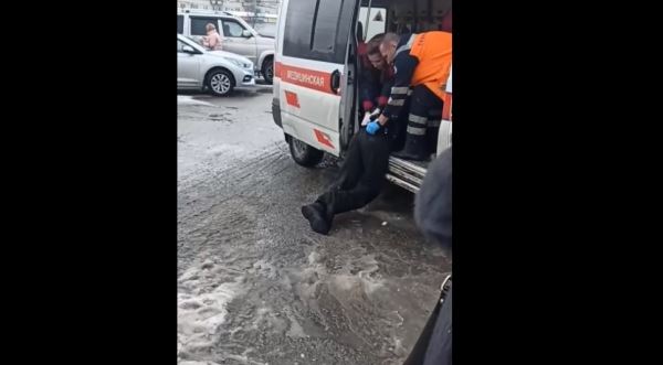 Врачи скорой помощи попали на видео, протащив пациента по грязи