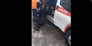 Врачи скорой помощи попали на видео, протащив пациента по грязи